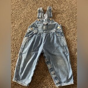 Vintage Oshkosh overalls in blue denim. Size 2t. Front pleats , metal buttons